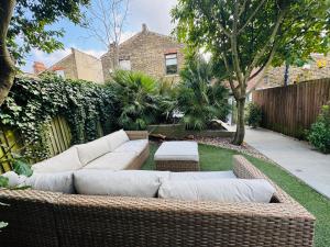 Stunning Home, Garden, Parking & Close Train Stations