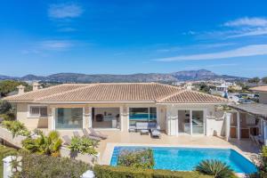 Villa La Corona by Abahana Villas