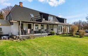 2 Bedroom Nice Apartment In Sydals