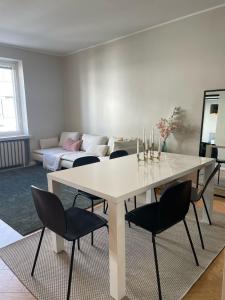 Luxury 2BDR Apartment in Center with Free Parking