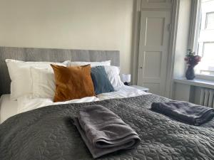 Luxury 2BDR Apartment in Center with Free Parking