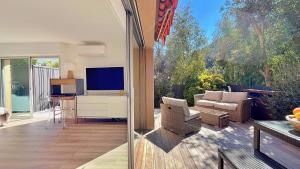 Renovated 2-room apartment near sea & shops