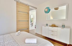 Renovated 2-room apartment near sea & shops