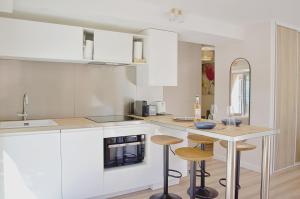 Renovated 2-room apartment near sea & shops