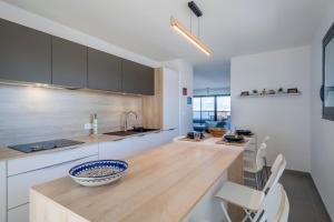 Splendid T4 with Lake and Mountain View