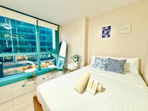 Cozi Family or business suite near Mitsukoshi BGC wifi pool
