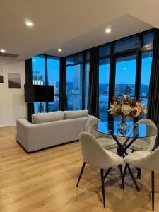 Urban Luxe Escape - Pool, Gym & Sauna - City Views - Keswick