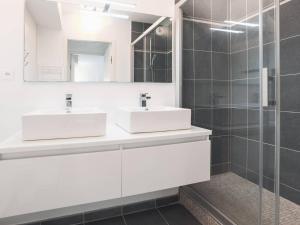 Appartements Spacieux T2 au centre-ville avec grande piece de vie - FR-1-821-29 : photos des chambres