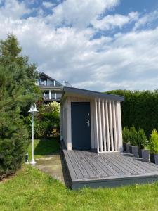 Uroczy domek i apartament nad samym jeziorem z basenem