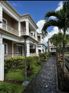 Villa with Pool and Garden - The Vale