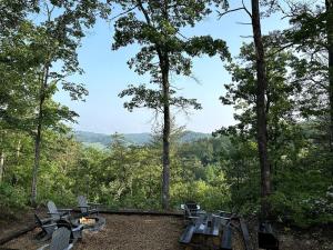 Outstanding Cabin with Air Hockey Table Beautifully Designed in Tennessee