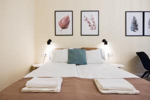 Compact two-bedroom retreat with AC & free parking