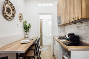 Compact two-bedroom retreat with AC & free parking