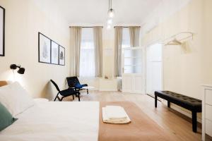 Compact two-bedroom retreat with AC & free parking