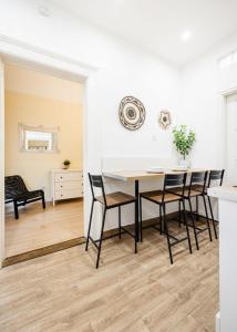 Compact two-bedroom retreat with AC & free parking