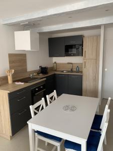 Villa club climatisée pour 4 personnes avec piscine accessible de mai à septembre