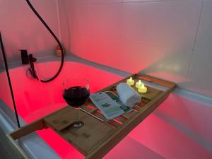 Botanic Escape with Air Con, Balcony & Candle Bath Ritual - Pets Welcome