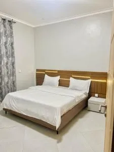 Leslie's apartment - Gaba