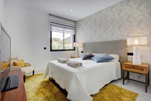 Stylish Estepona Hills Apartment with Lovely Views