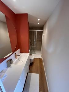 Villas Au 8 a Meursault, Magnifique maison Bourguignonne au pied des vignes, jardin, places de parking privee : photos des chambres