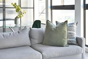 KIRA - 1BR Urban Oasis with Views & Rooftop Pool