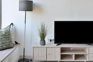 KIRA - 1BR Urban Oasis with Views & Rooftop Pool