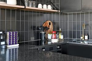 KIRA - 1BR Urban Oasis with Views & Rooftop Pool