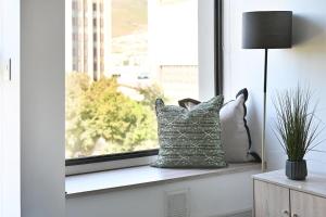 KIRA - 1BR Urban Oasis with Views & Rooftop Pool