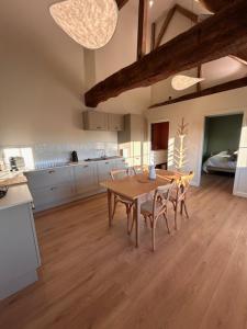 Au 8 à Meursault, Magnifique maison Bourguignonne au pied des vignes, jardin, places de parking privée