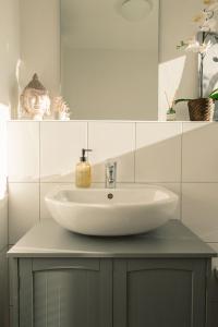 K15 Cozy, Unique & Spacious 3-Room Apartment with Balcony or Single Room by LIPA