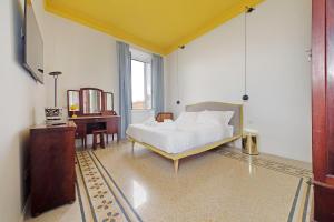 Modern retreat with Spectacular St Peters views