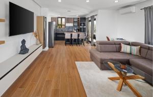 Gorgeous Home In Bale With Wifi 