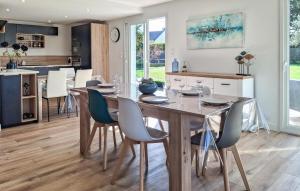 Maisons de vacances Awesome Home In Ploudalmezeau With Wifi : photos des chambres