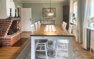 3 Bedroom Stunning Home In Hökerum