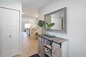 2nd floor lakeview condo In Siesta Key with private beach access