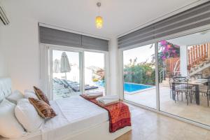 5 Bed Villa - Sleeps 10 - Pool - Terrace - Parking
