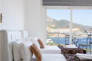 5 Bed Villa - Sleeps 10 - Pool - Terrace - Parking