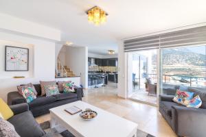 5 Bed Villa - Sleeps 10 - Pool - Terrace - Parking
