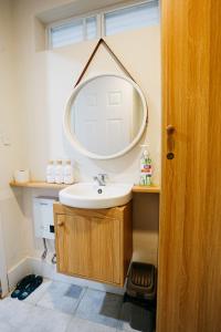 Modern Studio 4 Minutes from Mactan-Cebu Airport, Pool, Wi-Fi & Kitchen