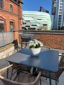 Central Leeds townhouse with private roof garden Sleeps 4