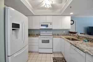 2BR ground floor Siesta Key condo steps from the pool and short walk to the beach
