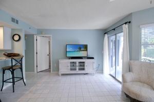 2BR ground floor Siesta Key condo steps from the pool and short walk to the beach