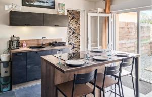 Maisons de vacances 2 Bedroom Gorgeous Home In Saint-Pabu : photos des chambres