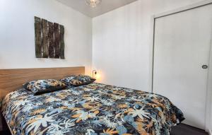 Maisons de vacances 2 Bedroom Gorgeous Home In Saint-Pabu : photos des chambres