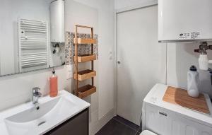 Maisons de vacances 2 Bedroom Gorgeous Home In Saint-Pabu : photos des chambres