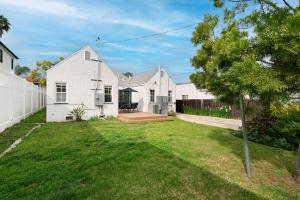 Spacious 4BR House with Large Yard and Parking Beverly Hills Adj