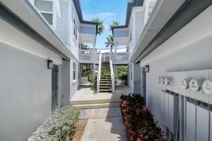Relaxing Siesta Key condo - 2 heated pool, tennis and pickleball, private beach access