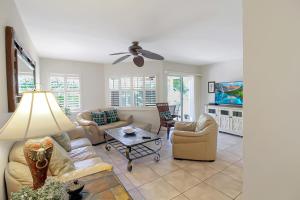 Relaxing Siesta Key condo - 2 heated pool, tennis and pickleball, private beach access
