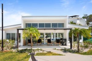 Brand New Stunning Villa Pool