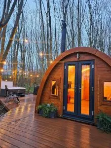 The Woodland Cabin with Private Hot Tub Spa - Haddenham